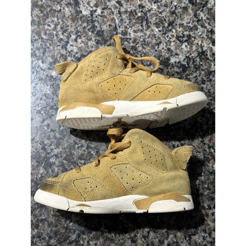 Air Jordan 6 ‘Wheat’ Gold Harvest‎ 384667-705 & Jordan 1 Mid SE Vivid Orange 10C